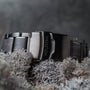 "Carbon", un orologio elegante, fonde elementi grigio opaca e grigio scuro per un look elegante e moderno.