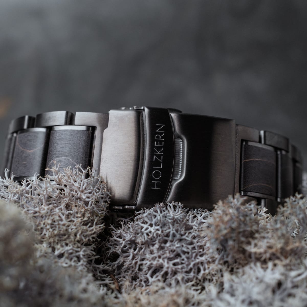 "Carbon", un orologio elegante, fonde elementi grigio opaca e grigio scuro per un look elegante e moderno.