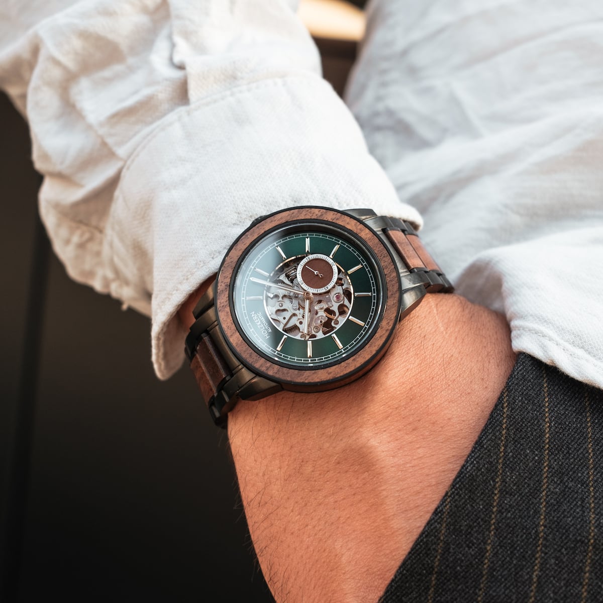 Orologio da polso "Sigiriya" con finitura in noce e design elegante.
