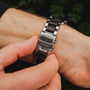Orologio "Kéré" con finitura acero elegante e accenti in acciaio inox sul polso.