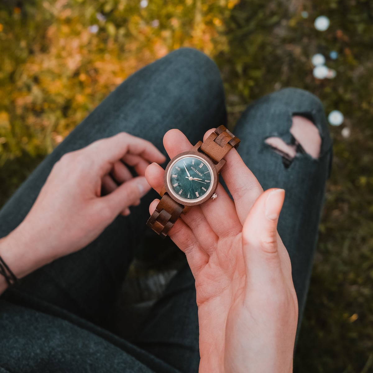 L'orologio "Nymph" combina Noce e Marmo per uno stile rustico ed elegante.