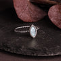 "Anello Visuale": Elegante anello in argento con un nacre centrotavola con dettagli intricati.