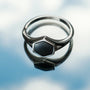 "Facade Ring", un anello elegante con un design in marmo e argento con un aspetto riflettente e elegante.