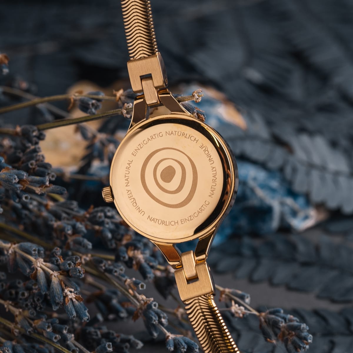 Orologio di lusso "Kaliya" con finitura in oro e grigio con un design naturale ed elegante.