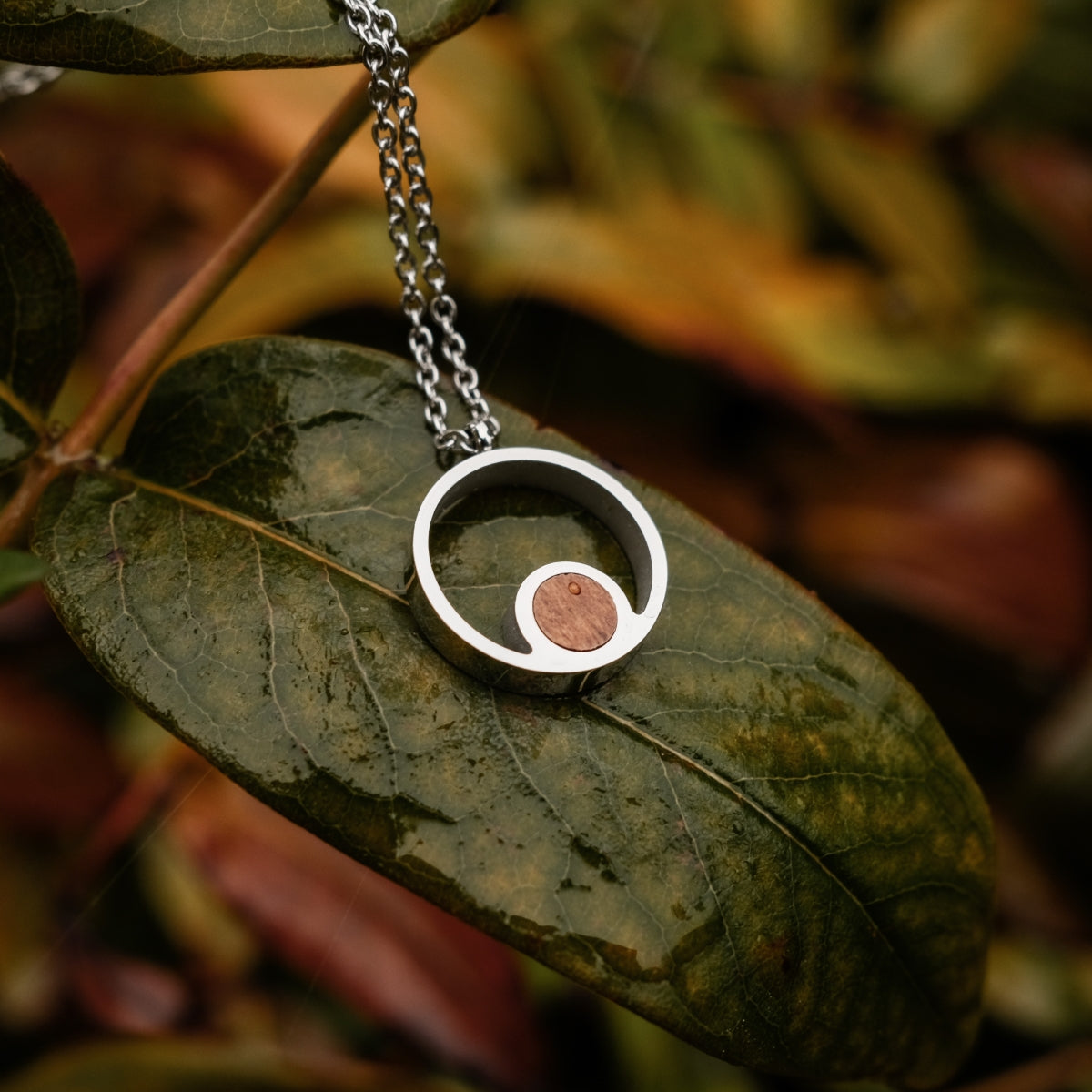 Collana "Pigment Collana" in Koa e argento con un design minimalista ed elegante.