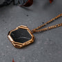 Collana "Scalar Collana" con un ciondolo in marmo esagonale con catena in oro, che offre uno stile moderno ed elegante.