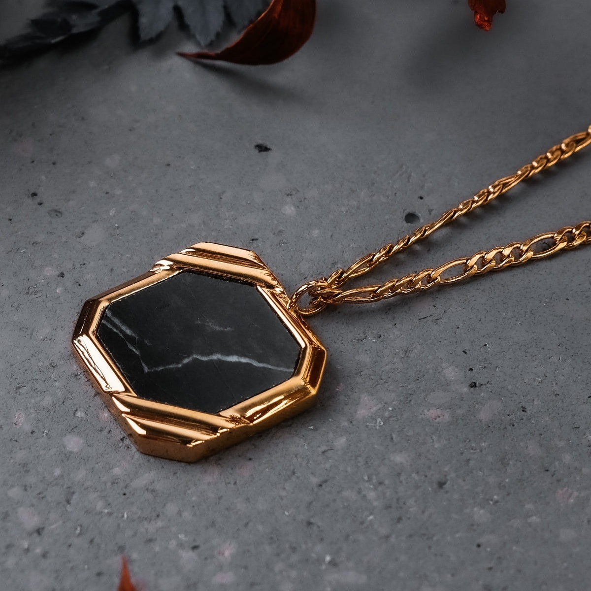 Collana "Scalar Collana" con un ciondolo in marmo esagonale con catena in oro, che offre uno stile moderno ed elegante.