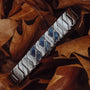 Bracciale "Baritone" con pietre sodalite e disegno geometrico argento su uno sfondo di foglie di autunno.