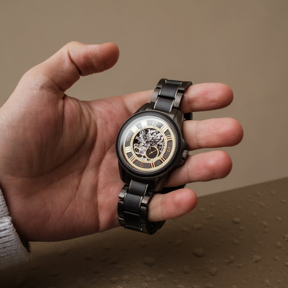 Orologio da polso "Navona" con un design elegante e metallico con intricati meccanici interni visibili attraverso il quadrante.