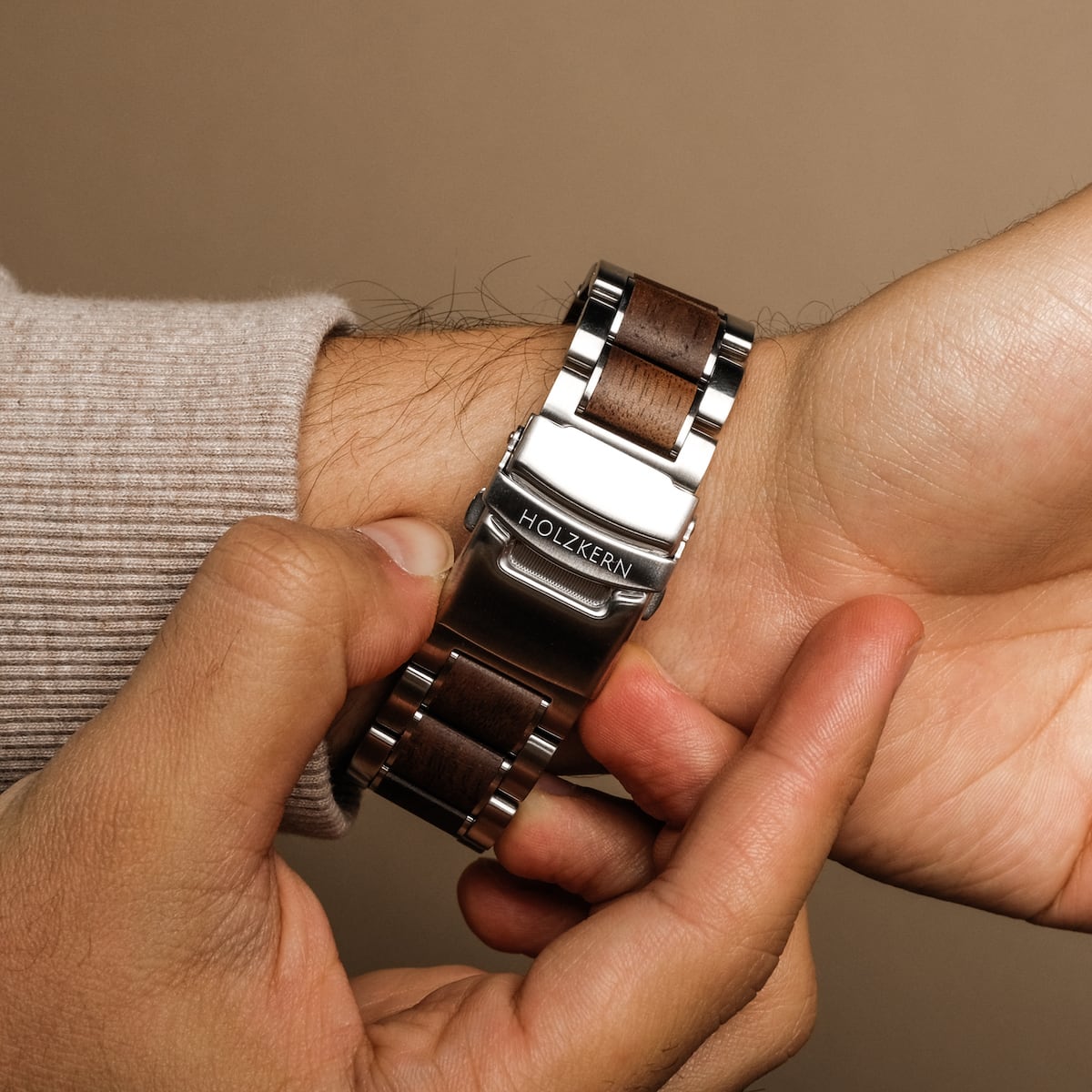 "Koh Mak", un orologio elegante con un design in noce e marmo con una finitura lucida e moderna.