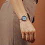 Orologio "Brighter" con quadrante nacre e accenti d'argento, che offre uno stile elegante e moderno.