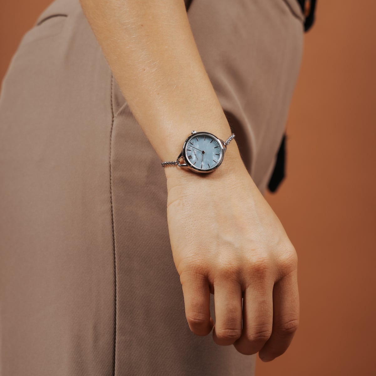 Orologio "Brighter" con quadrante nacre e accenti d'argento, che offre uno stile elegante e moderno.