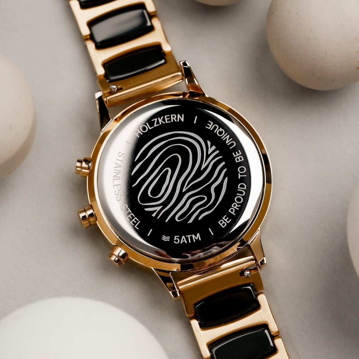 "Jolly", un orologio elegante con malachite e ceramica evidenzia, elegante design oro e nero.
