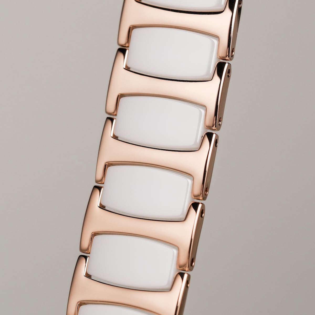 "Shiny" bracelet with ceramic and nacre, presenting a sleek and elegant design in rose gold tones.