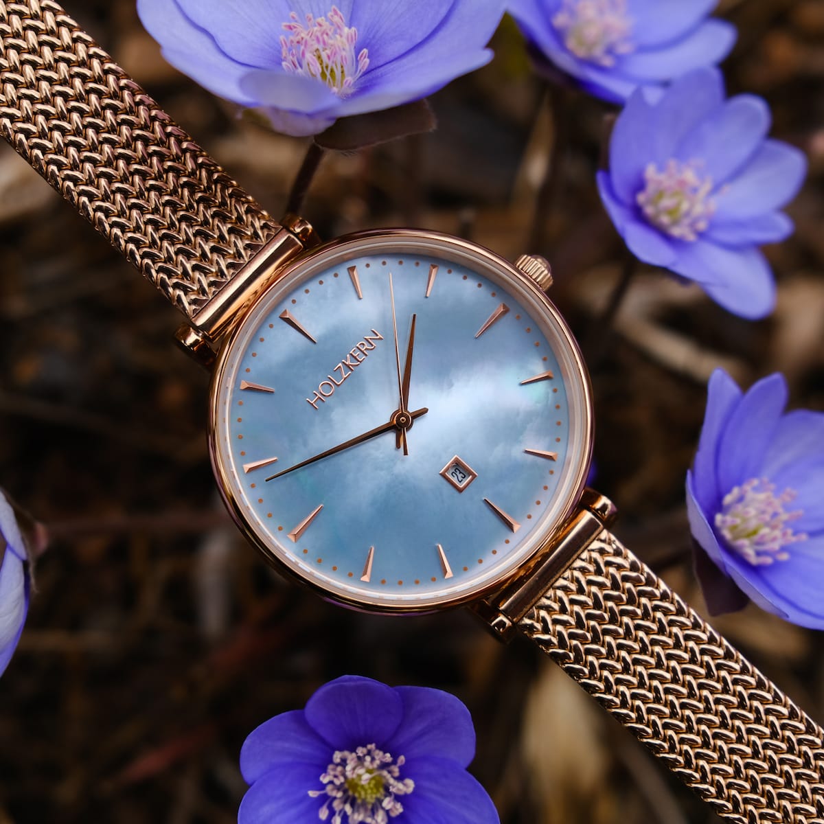 Orologio "Chitchat", con quadrante argentato e cinturino in mesh in oro rosa, in stile tra delicati fiori blu.