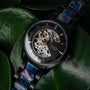 Orologio "Vredefort" con un design scuro e intricato con uno schema di colore nero e marmo.