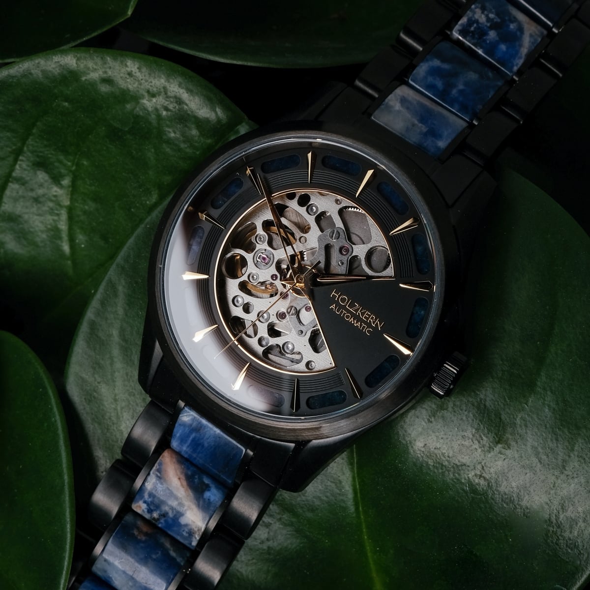Orologio "Vredefort" con un design scuro e intricato con uno schema di colore nero e marmo.
