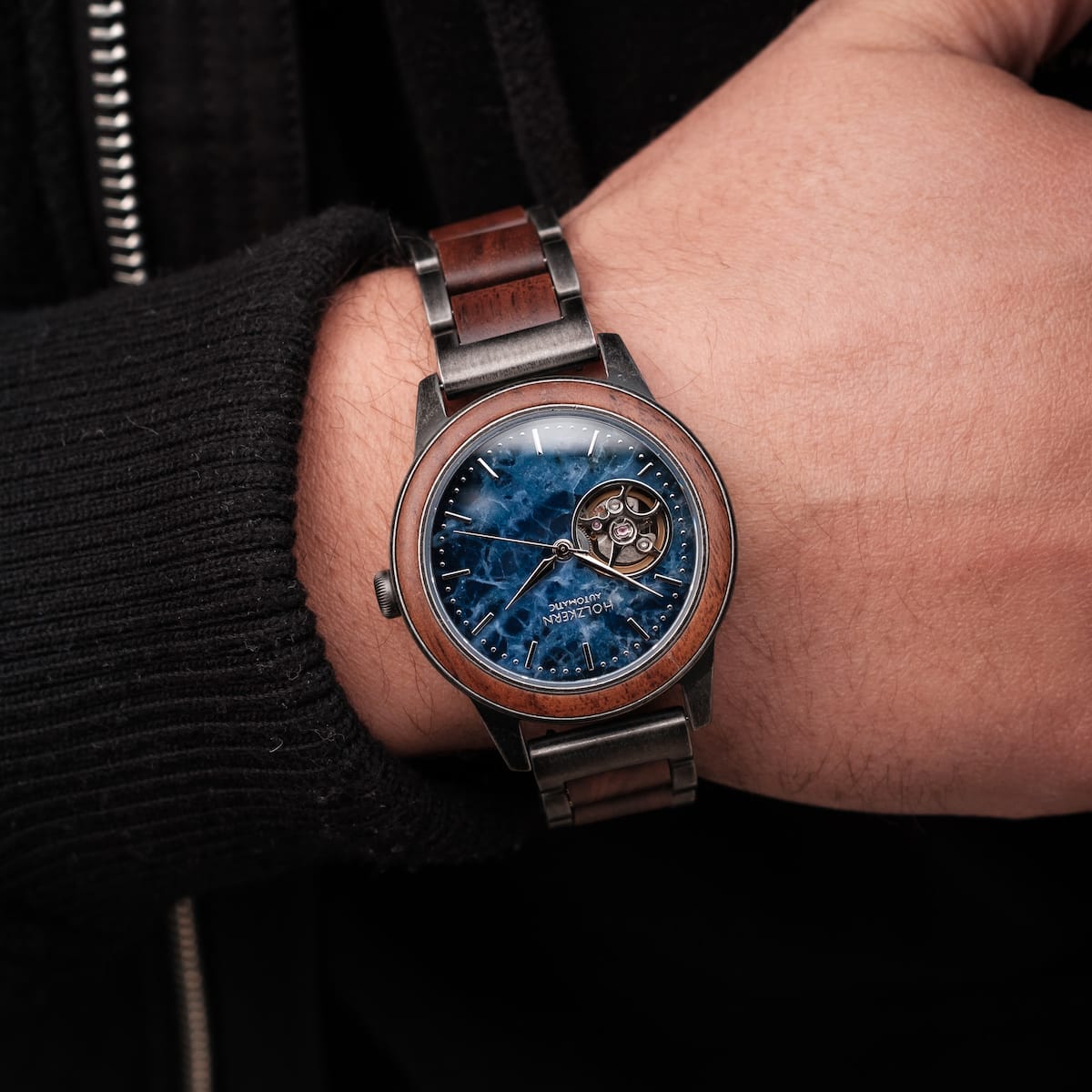 Orologio "Alrakis", con un design in noce e marmo dal design elegante ed elegante.