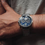 Orologio "Paracas" con un quadrante lapis lazuli e una elegante band d'argento, che mostra un design sofisticato.