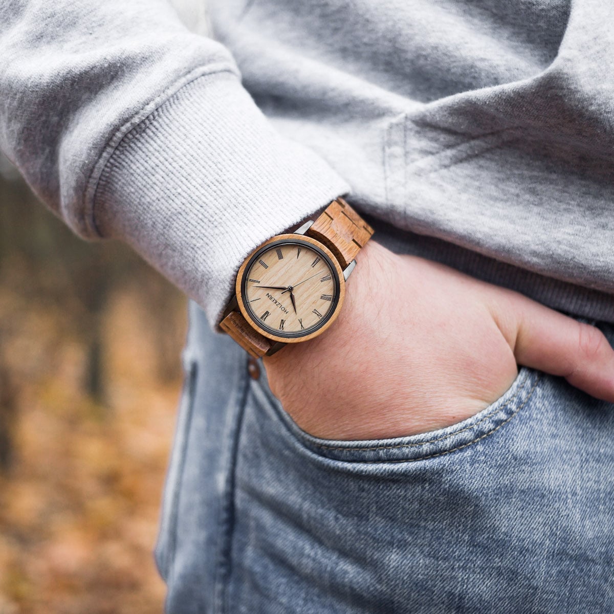 Orologio da polso in legno "Taro" con design in rovere e stile casual al polso.