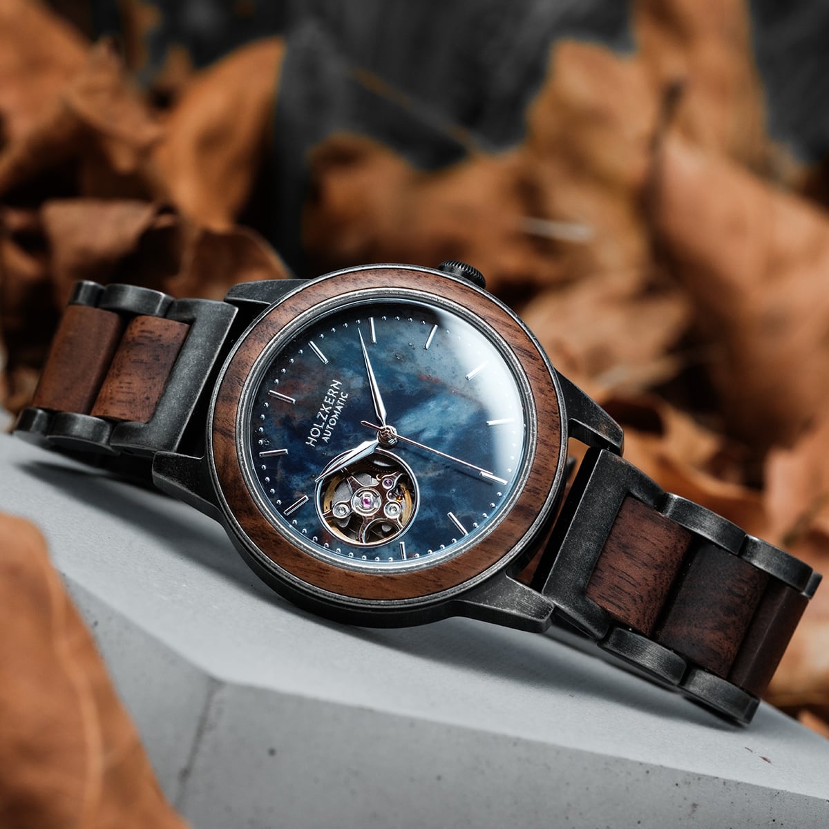 L'orologio "Alrakis" presenta un design sorprendente in noce e marmo con uno stile elegante e sofisticato.