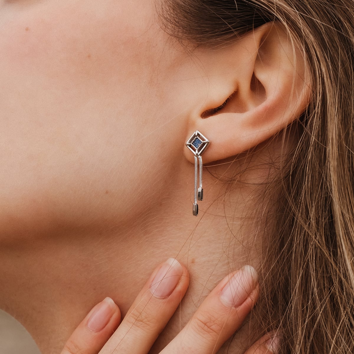 "Aspettatori": Eleganti orecchini con lapis lazuli in argento, dal design elegante e moderno.