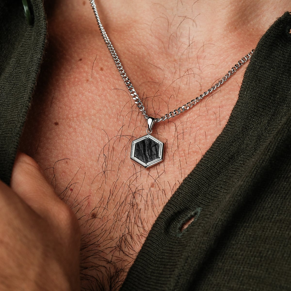 "Collana dell'assi": una collana elegante in marmo e argento con un moderno ciondolo esagonale.