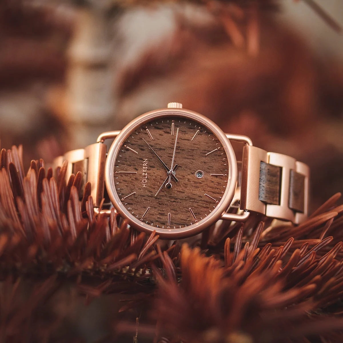 Orologio "Belvue" con un viso in noce e accenti in oro rosa, fondendo stili naturali ed eleganti.