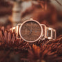 Orologio "Belvue" con un viso in noce e accenti in oro rosa, fondendo stili naturali ed eleganti.