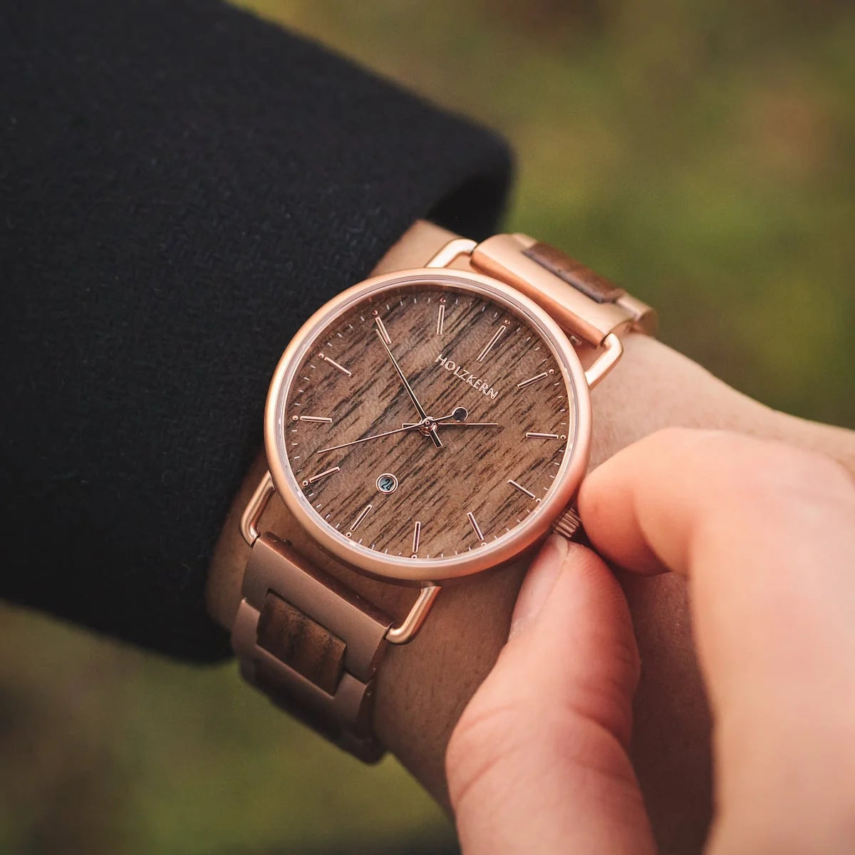 Orologio "Belvue" in stile Walnut/Walnut con un design elegante e sofisticato.