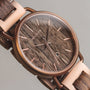 Orologio "Belvue" con un design a tema noce, con quadrante in legno e fascia per un look sofisticato e naturale.