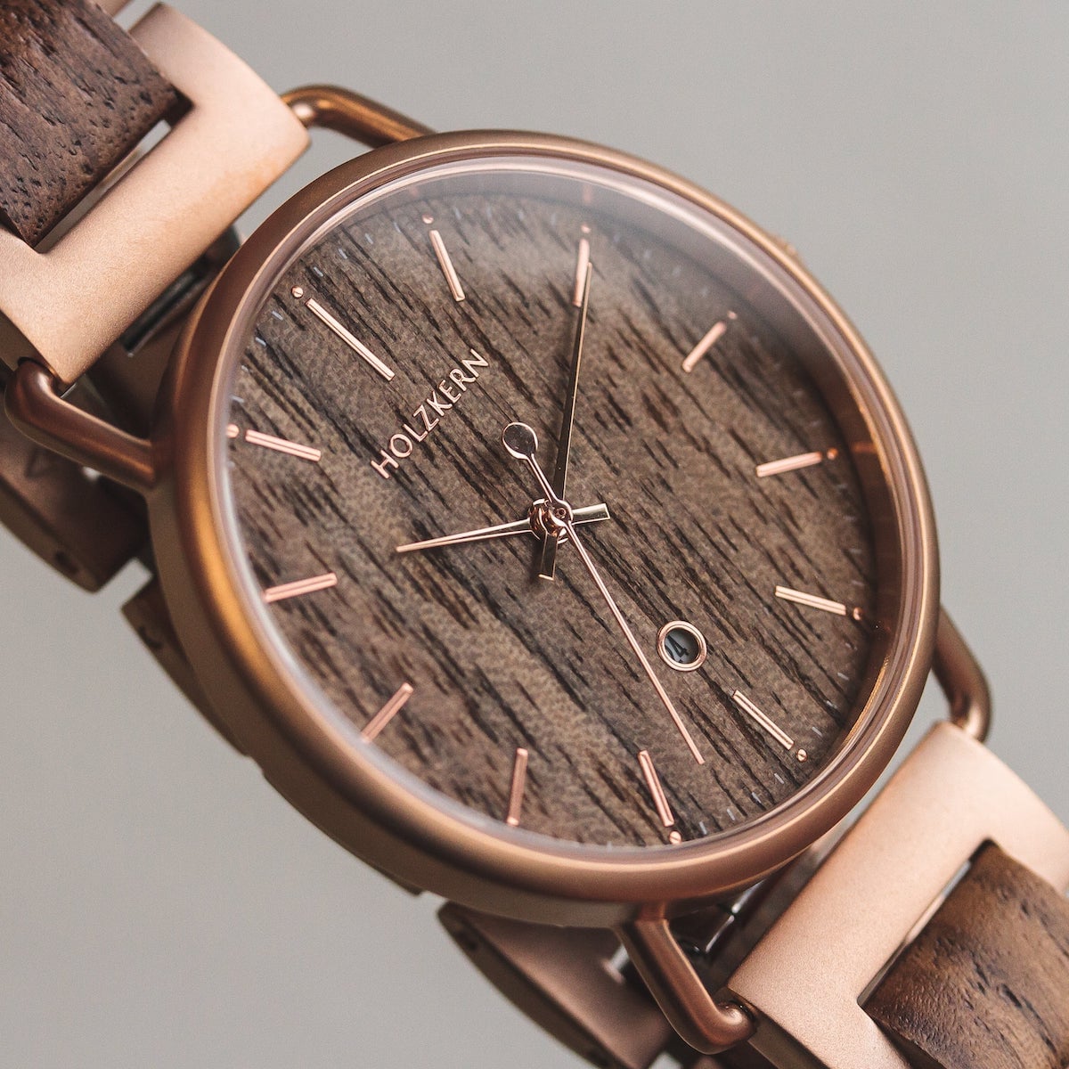 Orologio "Belvue" con un design a tema noce, con quadrante in legno e fascia per un look sofisticato e naturale.