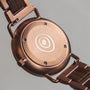 Orologio "Belvue" con un design in noce dal design elegante e moderno.