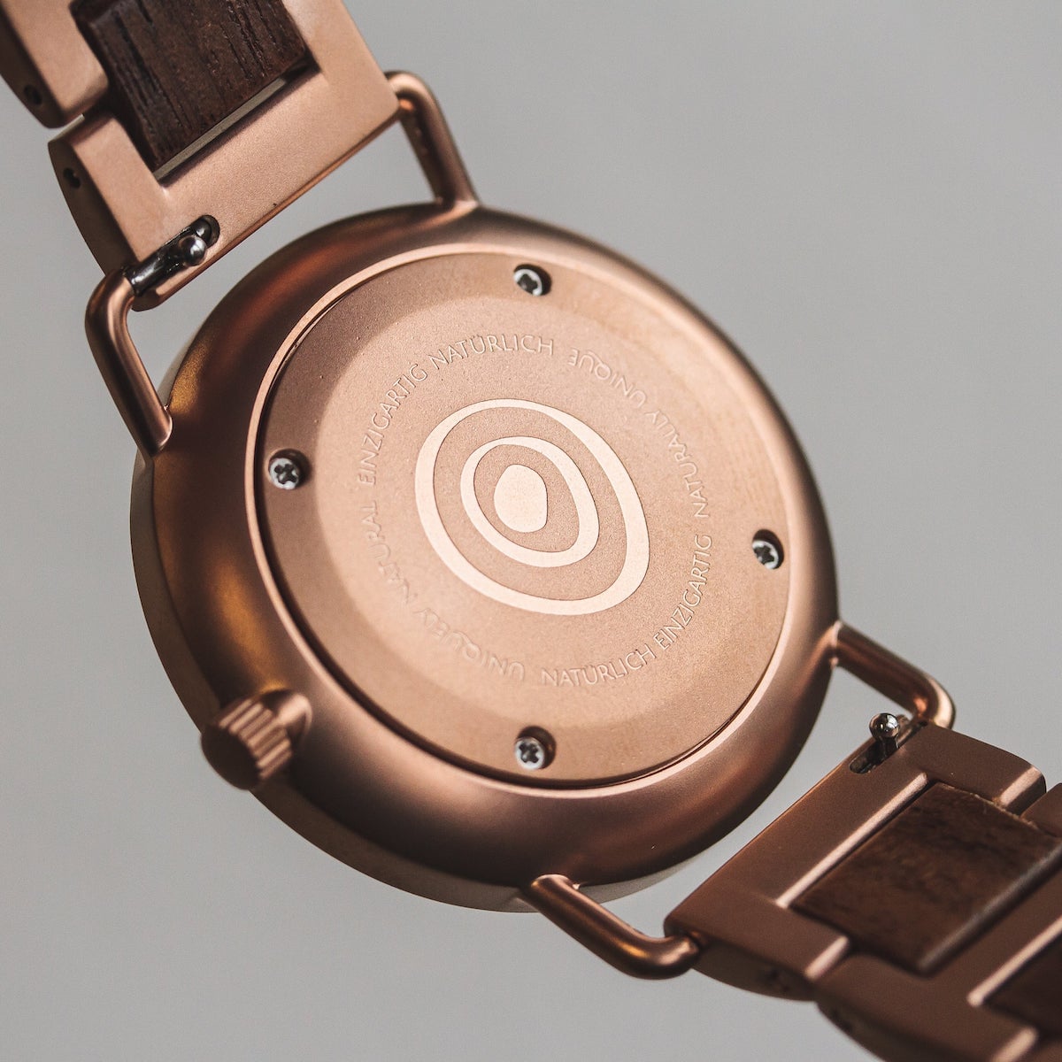 Orologio "Belvue" con un design in noce dal design elegante e moderno.
