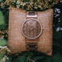 Orologio "Belvue", con design in legno di noce e uno stile elegante e naturale.