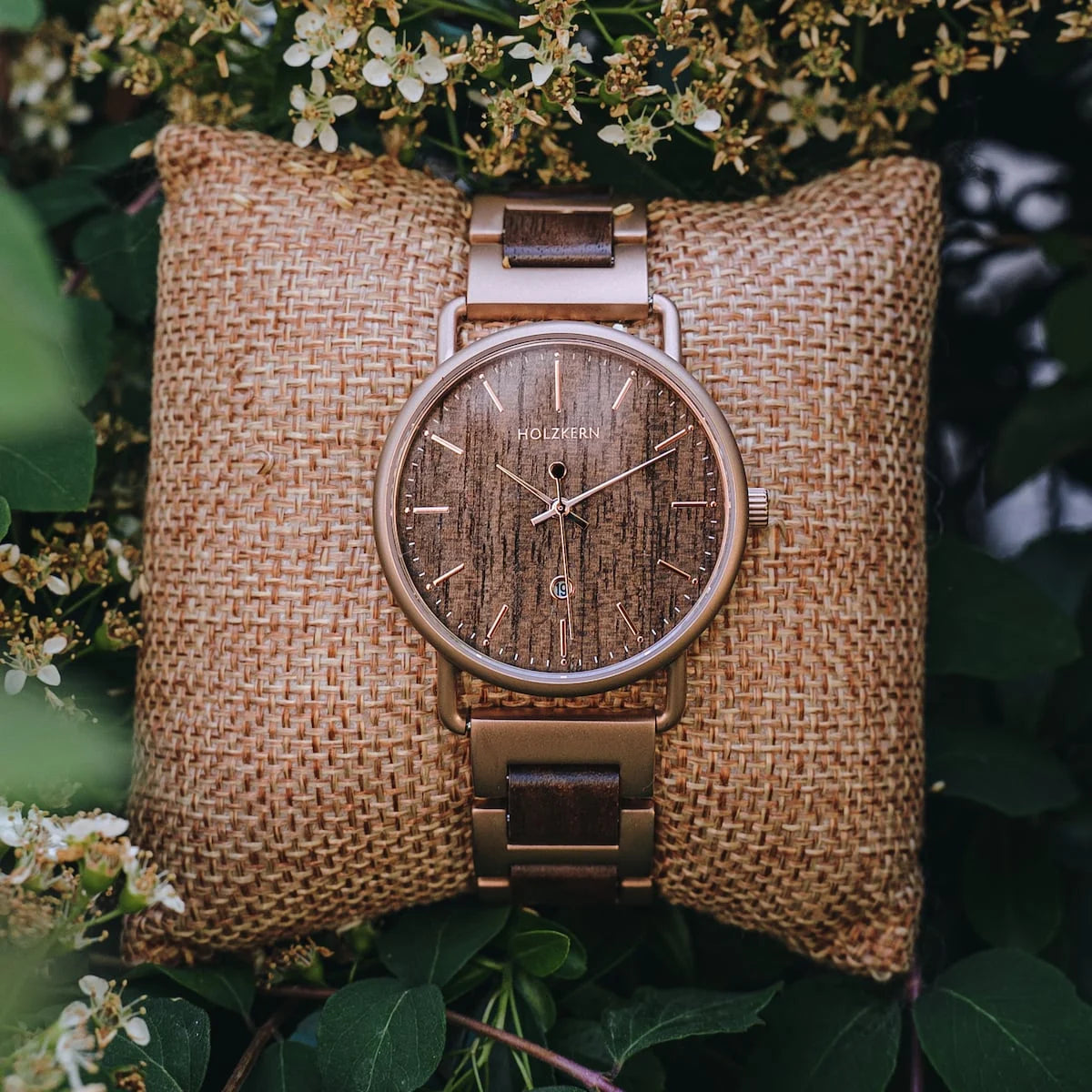 Orologio "Belvue", con design in legno di noce e uno stile elegante e naturale.
