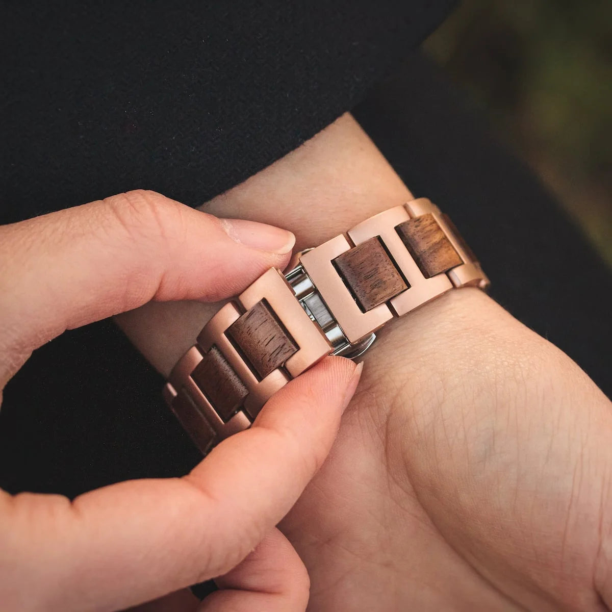 "Belvue" orologio elegante con accenti di noce e un design moderno.