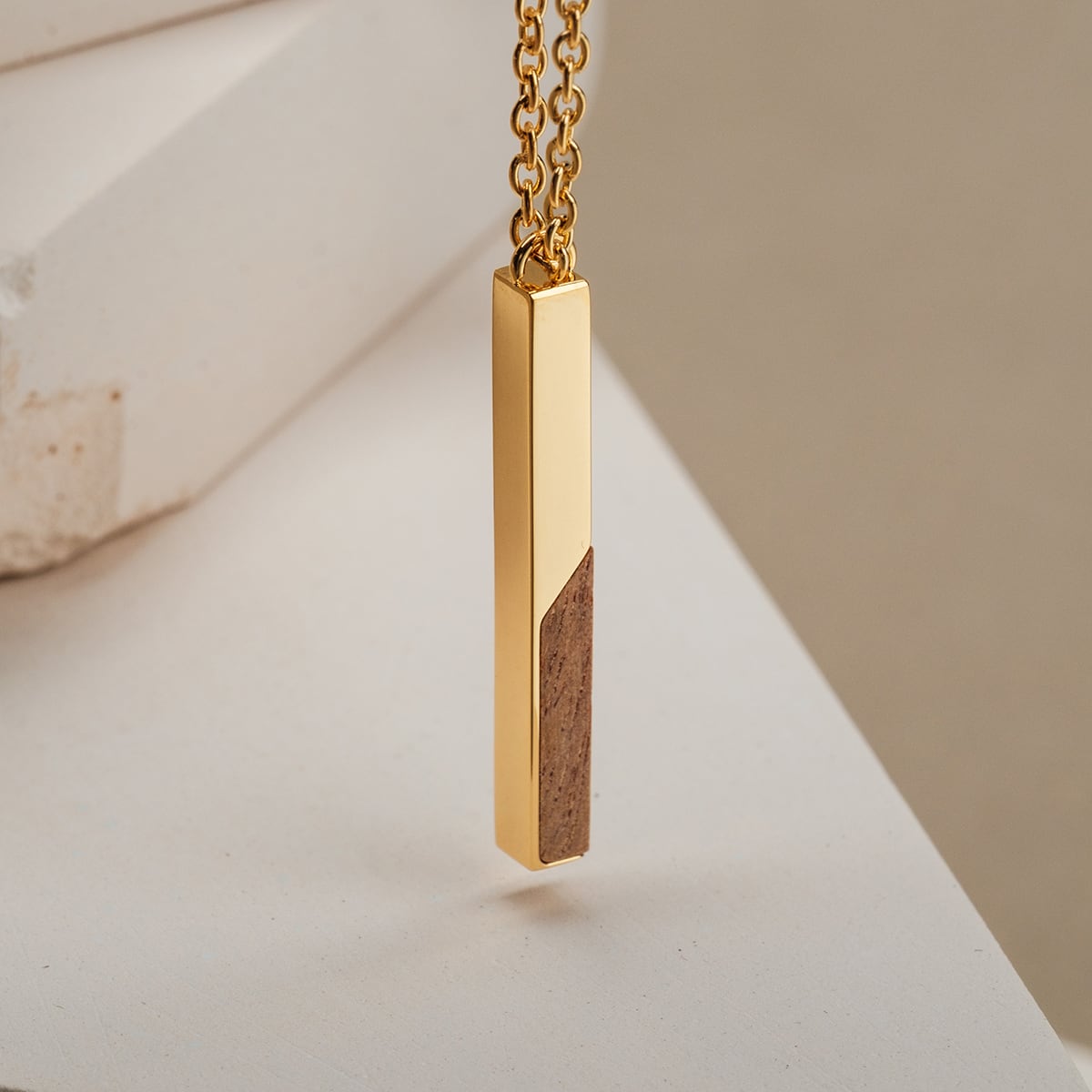 "Campania Collana", una collana in oro elegante con un elegante pendente rettangolare con accento in legno koa.