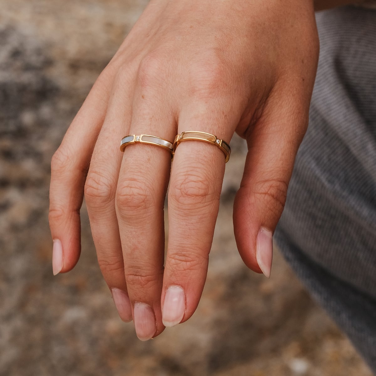 "Campania Ring", un anello elegante realizzato in nacre e oro, elegantemente esposto a mano.
