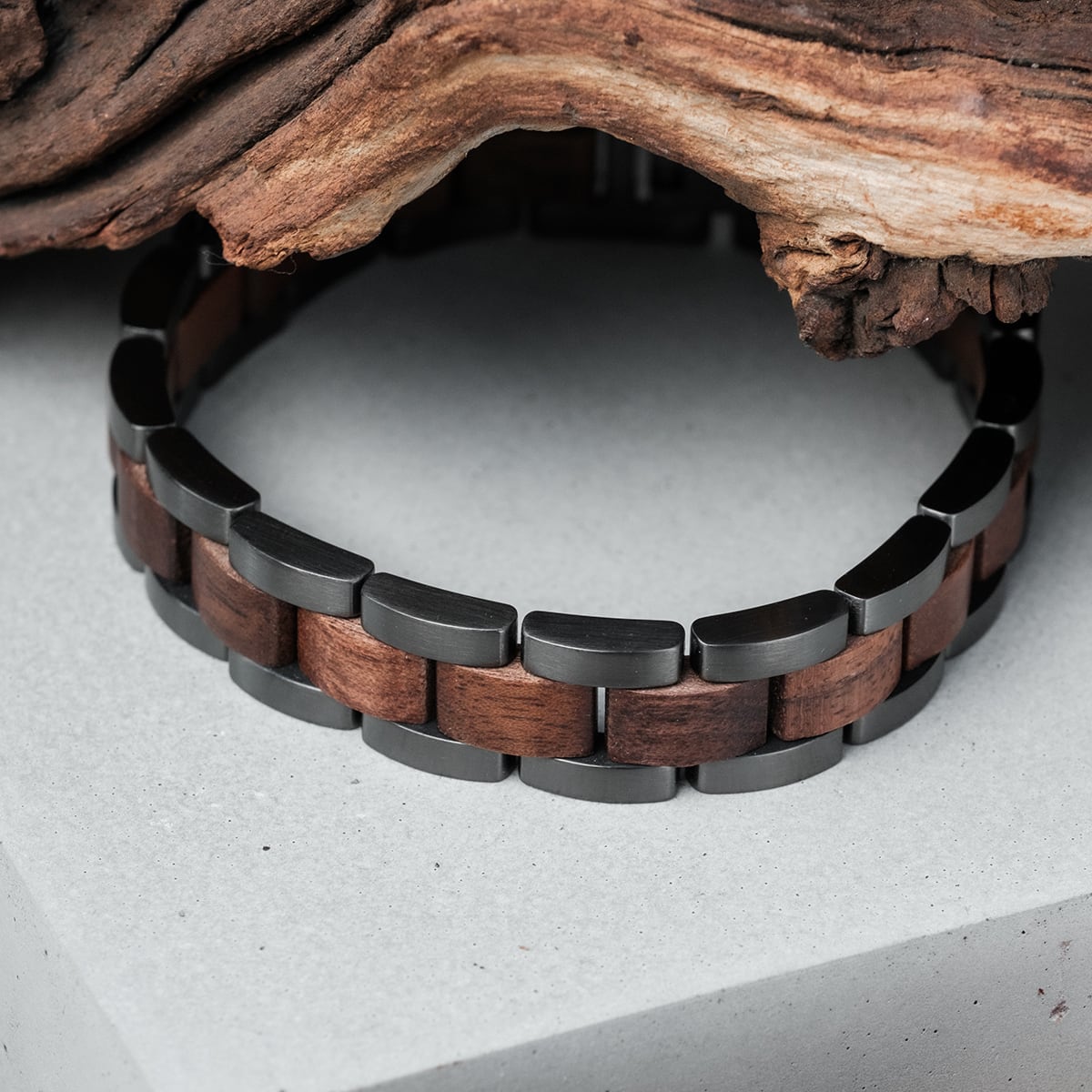 Bracciale "Triad" con collegamenti in noce e grigio, dal design elegante e moderno.