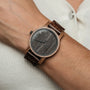 Elegante orologio in legno "Spring Evening" con finitura in noce e legno di piombo, caratterizzato da uno stile rustico e naturale.