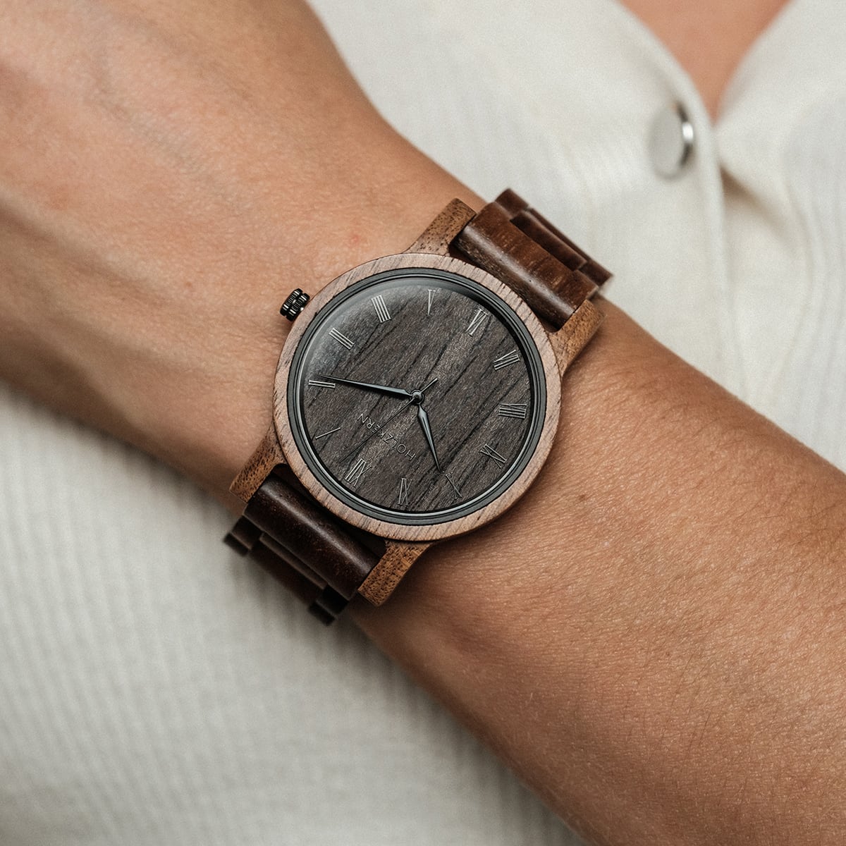 Elegante orologio in legno "Spring Evening" con finitura in noce e legno di piombo, caratterizzato da uno stile rustico e naturale.