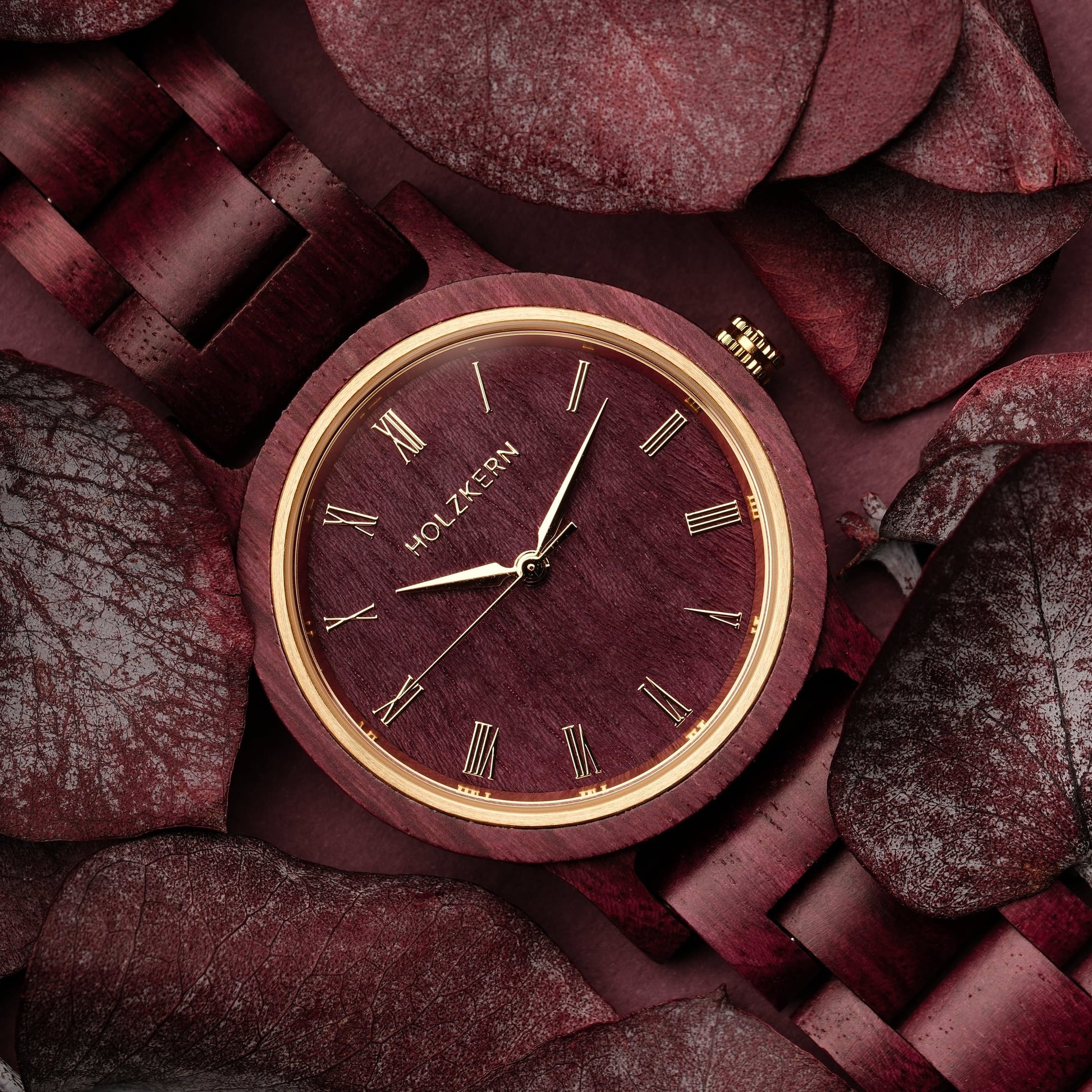 Orologio "Calm" in Amaranth, con un design elegante con elementi in legno e un vivace schema di colori.