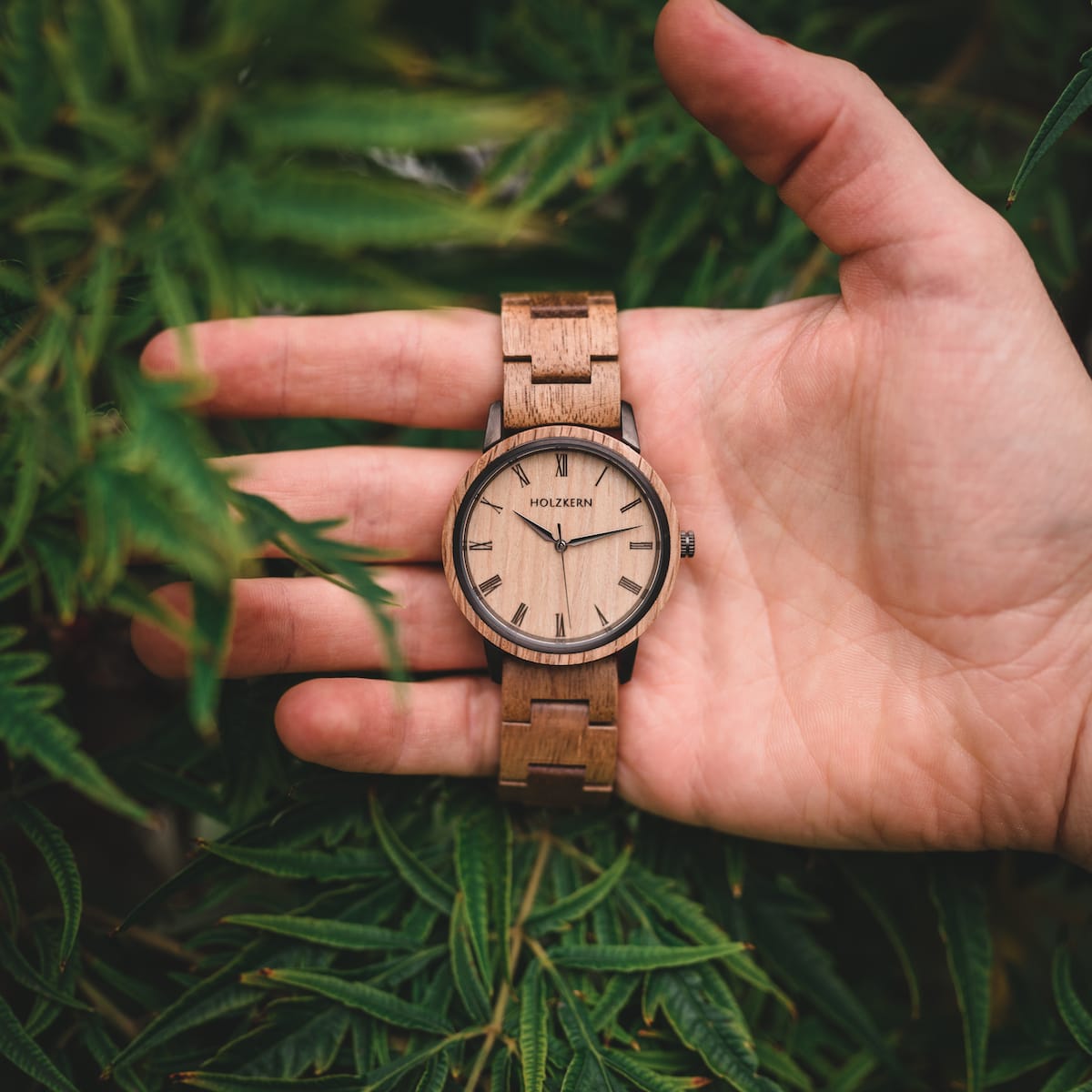 "Taro", orologio in rovere/oak, presenta un design in legno naturale con un classico volto rotondo.