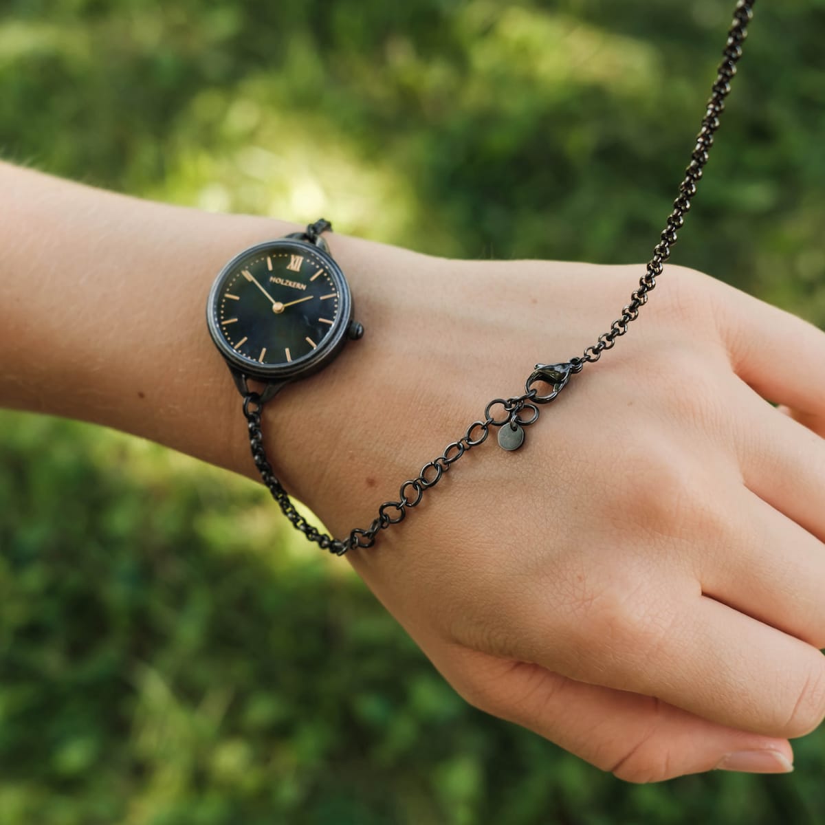 "Bracelet strumento di fissaggio", uno strumento di fissaggio bracciale elegante, mostrato in grigio con uno stile minimalista.