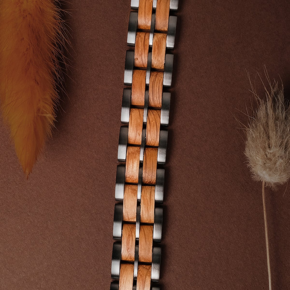 "Kanon", bracelet in oak/grey, featuring a woven design with natural textures.