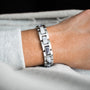 "Forte", a sophisticated bracelet with a marble and silver style.
