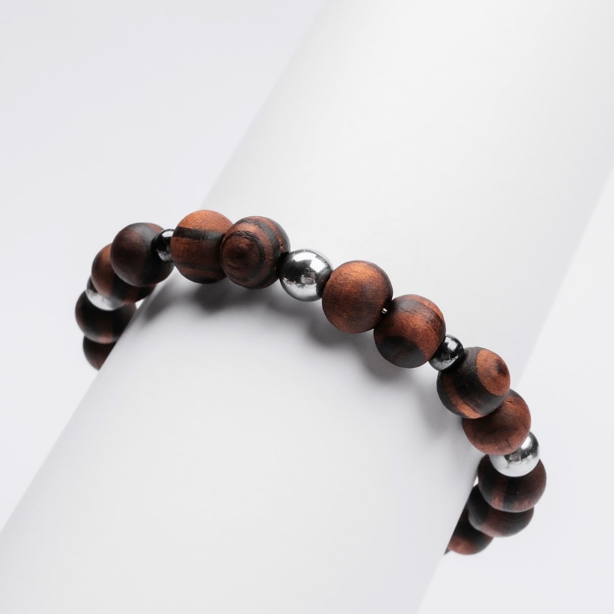 Bracciale "Superset" presenta una combinazione elegante di perline di ematite e noce.