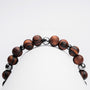 Bracciale “Superset” con perline di ematite e noce in un design elegante e minimalista.