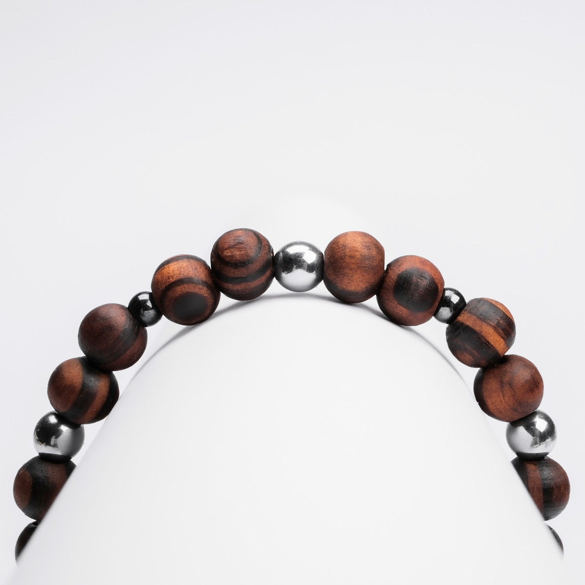 Bracciale “Superset” con perline di ematite e noce in un design elegante e minimalista.